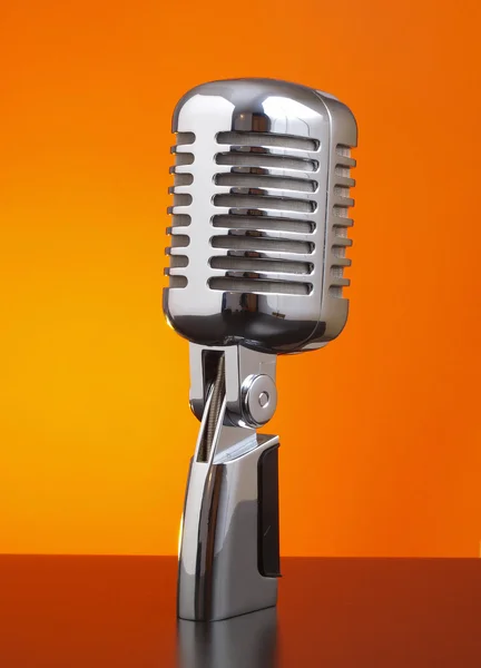 Klassiska mikrofon på orange bakgrund — Stockfoto