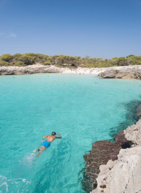 Güzel cala Minorca içinde şnorkel.