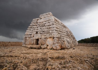 Naveta des Tudons, mezar megalitik anıt.