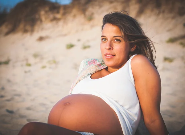 Mulher grávida na praia — Fotografia de Stock