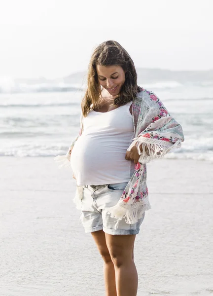 Pregnant woman on the beach — Stock Photo, Image