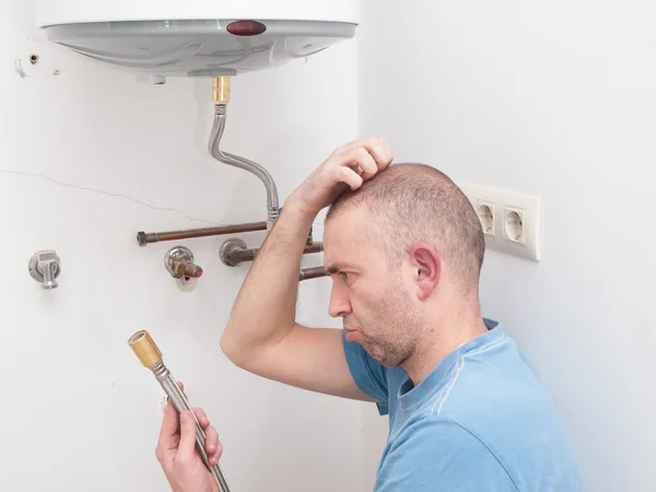 Inexperienced plumber — Stock Photo, Image