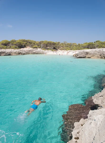 Mergulho de snorkel em uma bela cala em Minorca . — Fotografia de Stock
