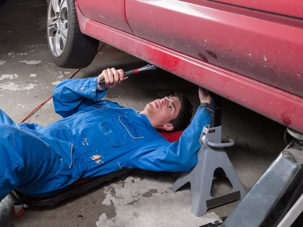 Mechaniker repariert ein Auto — Stockfoto