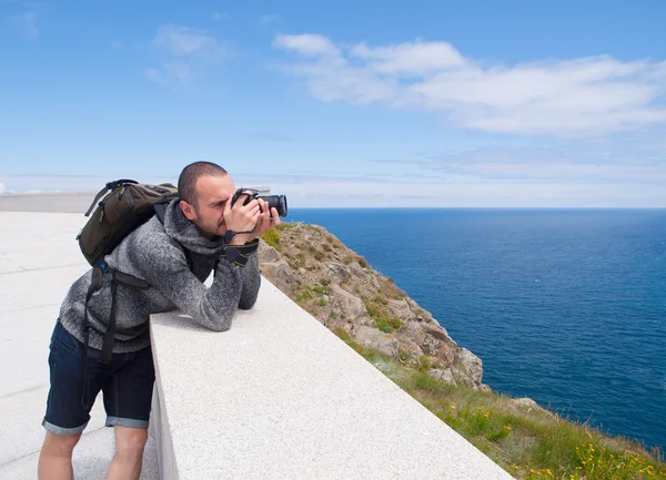 摄影师观光和拍摄美丽的沿海 l — 图库照片