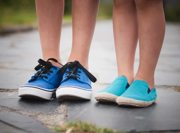 Piernas y pies de un niño — Foto de Stock