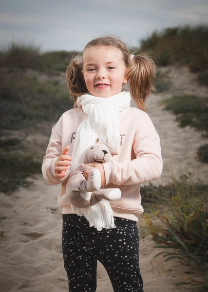 Portrait de petite fille sur la plage — Photo