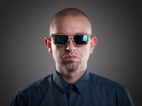 Человек в солнцезащитных очках в студии — стоковое фото