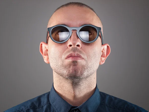 Hombre con gafas de sol —  Fotos de Stock