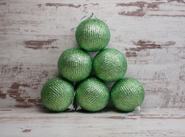Šesti zelený vánoční koule — Stock fotografie