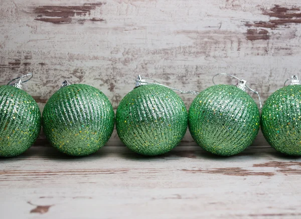 Grön jul bollar i rad — Stockfoto