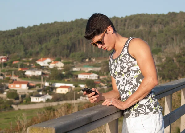 Jeune homme et son smartphone — Photo