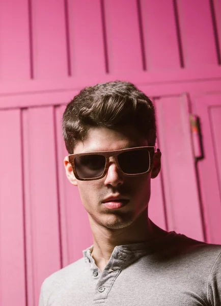 Retrato de homem elegante com luz de flash — Fotografia de Stock