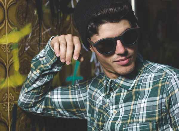 Modelo hombre retrato con gafas de sol —  Fotos de Stock