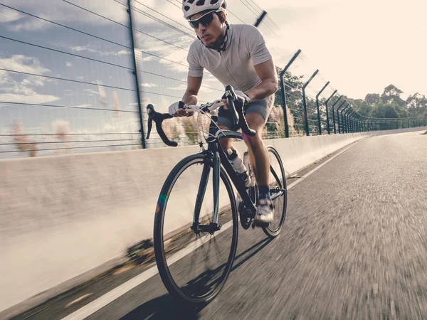 Ciclista en el máximo esfuerzo —  Fotos de Stock