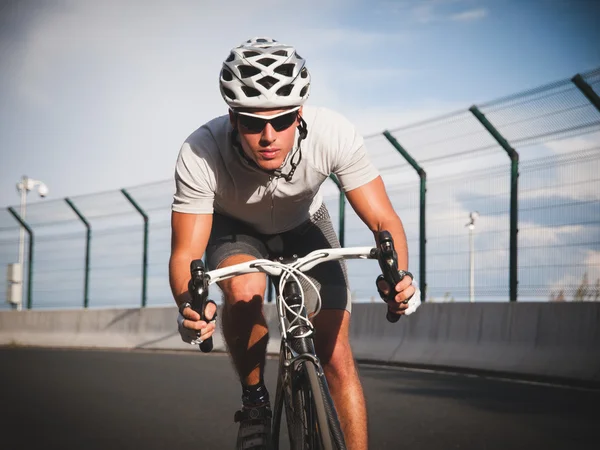 Radfahrer-Porträt in Aktion — Stockfoto