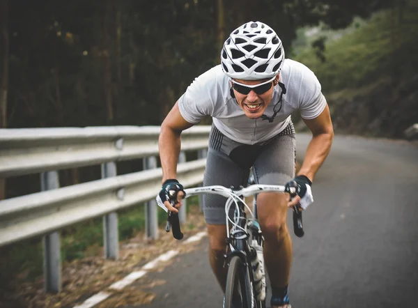 Radfahrer in höchstem Einsatz lizenzfreie Stockfotos