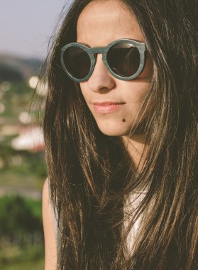 gözlüklü esmer kadın