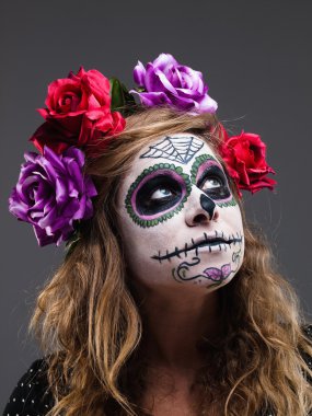 Halloween cadı. Santa muerte maskesi portr giyen güzel kadın