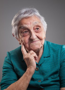 Yaşlı kadın düşünme