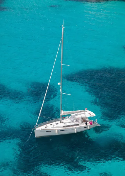 Yacht förtöjd i havet — Stockfoto