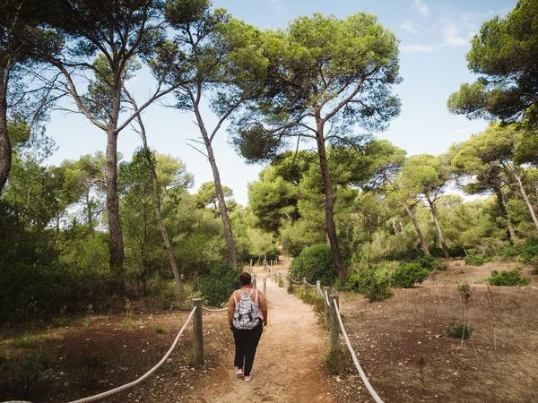 Donna che cammina nella foresta mediterranea — Foto Stock