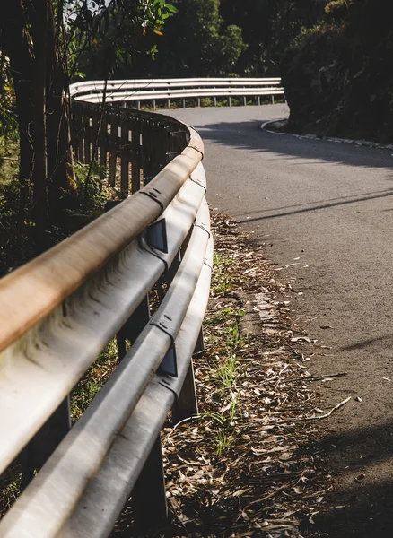 Guardrail และเส้นโค้ง — ภาพถ่ายสต็อก