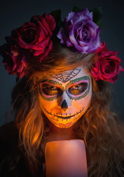 Bruxa de Halloween. Mulher bonita vestindo Santa Muerte máscara portr — Fotografia de Stock