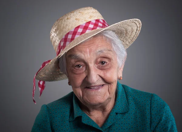 Пожилая женщина улыбается — стоковое фото