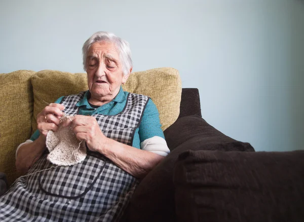 Femme âgée couture dans sa maison — Photo