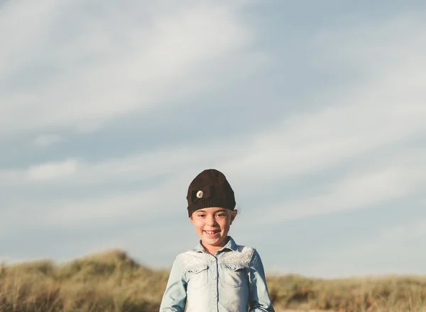 Küçük kız açık havada büyük kopya alanı ile gülümseyen — Stok fotoğraf