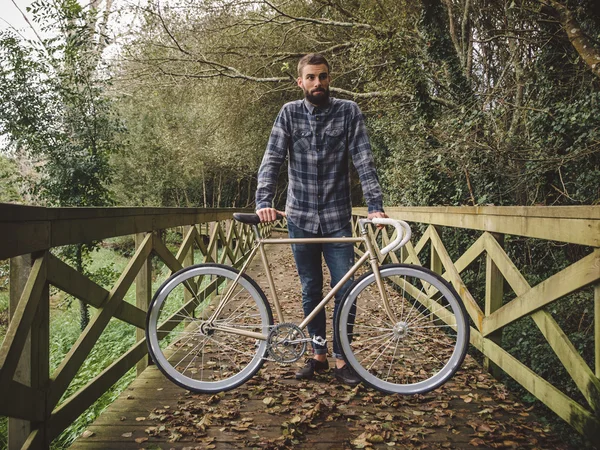 Hipster hombre con su fixie bicicleta — Foto de Stock