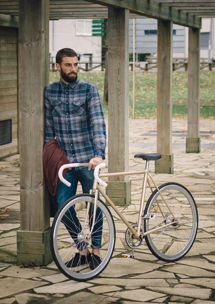 Hipster człowiek z rowerem fixie — Zdjęcie stockowe