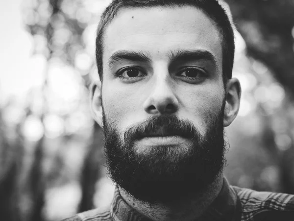 Retrato de hombre Hipster en blanco y negro — Foto de Stock