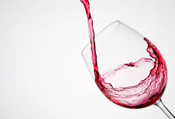 Vino versato in un bicchiere in composizione diagonale — Foto Stock