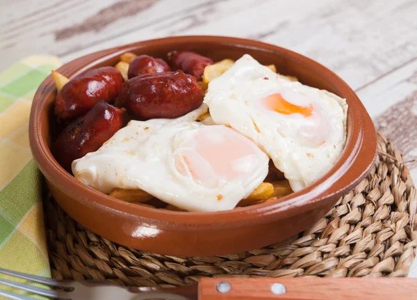 Яйца с картошкой фри и сосисками — стоковое фото