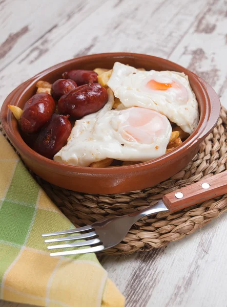 Яйца с картошкой фри и сосисками . — стоковое фото