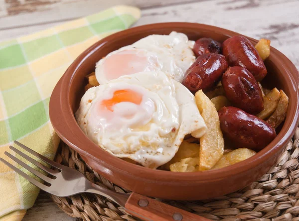 Яйца с картошкой фри и сосисками — стоковое фото
