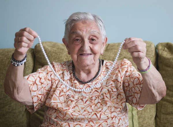 Idős asszony mutatja egy nyaklánc — Stock Fotó