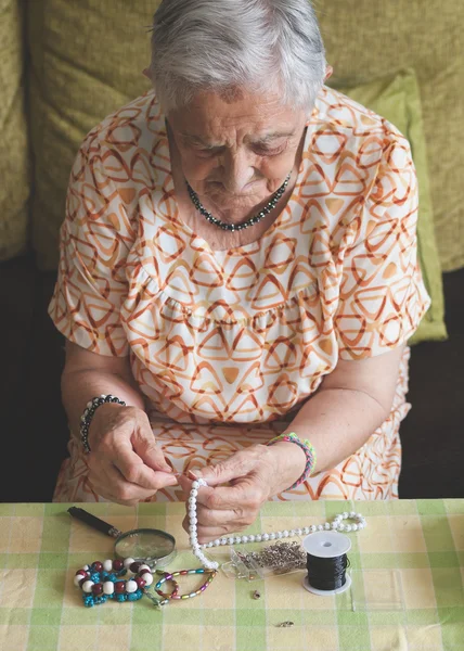 노인 여성 만들기 한 목걸이 — 스톡 사진
