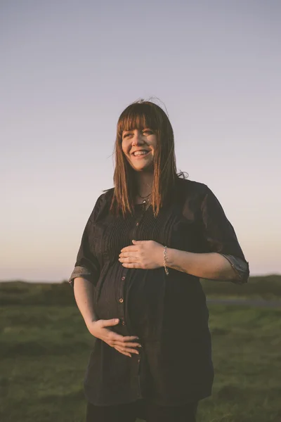 Mulher grávida sorrindo — Fotografia de Stock