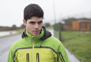 Yağmurlu bir günde Runner adam portresi.