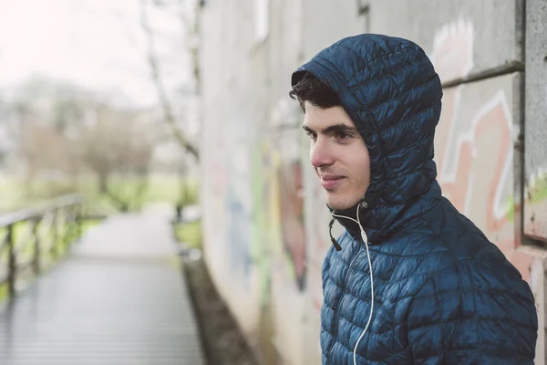 Hombre corredor con auriculares y sudadera con capucha — Foto de Stock