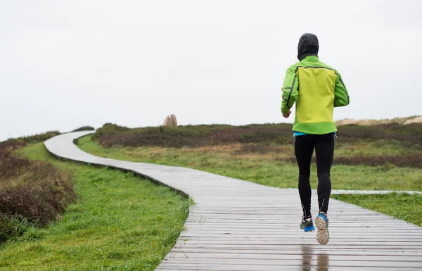 Runner homme courir dans un jour de pluie — Photo