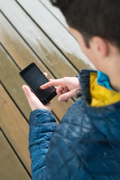 Genç bir smartphoe kullanarak Yetişkin Stok Fotoğraf