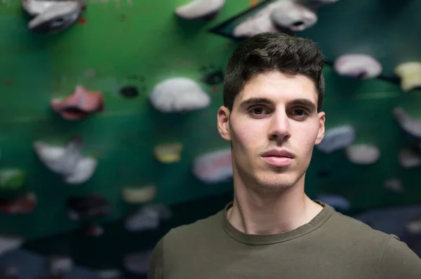 Retrato de un joven en un parque de pared de escalada — Foto de Stock