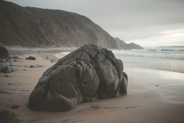 Roccia nella sabbia — Foto Stock