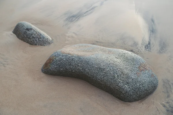 La roche dans le sable — Photo