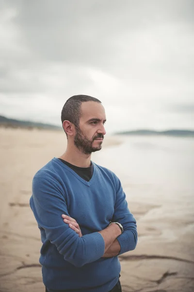 Düşünceli bir adam sahilde — Stok fotoğraf