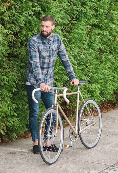 Hipster mand z brodą i jego rower fixie — Zdjęcie stockowe